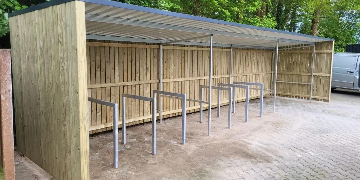 Fietsoverkapping met open voorkant bij Actronics Almelo