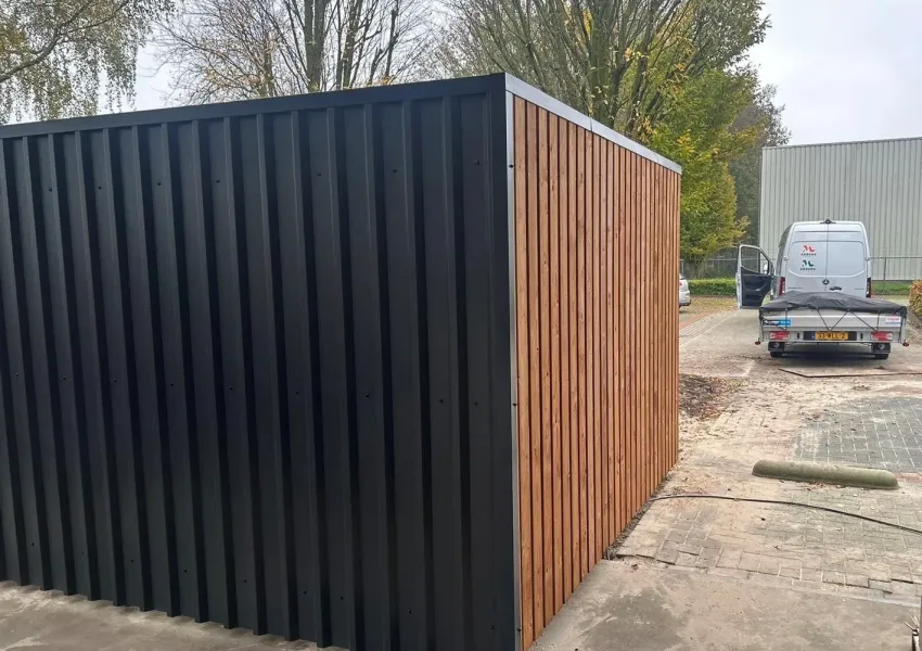 Vurenhouten fietsenstalling met antraciet profielplaten