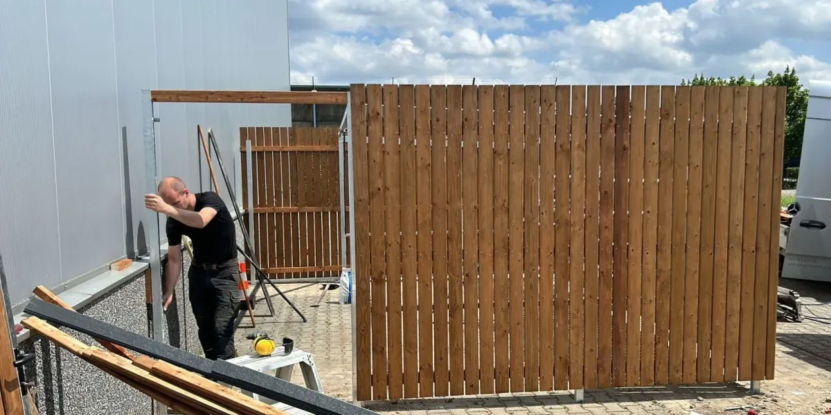 Fietsenstalling met extra zijwand en deur