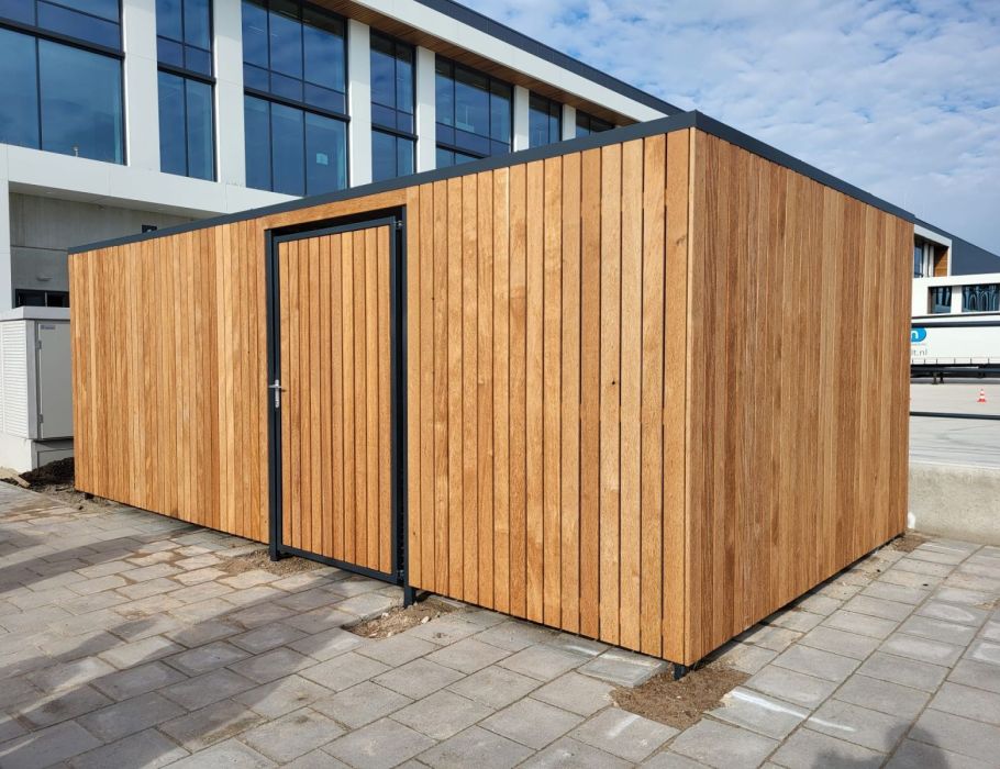 A101 afgesloten stalling, diepte 318 cm, verduurzaamd vuren met fietsrekken