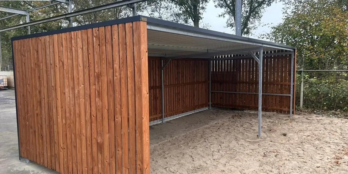 Stalen fietsenstalling op verzonken betonpoeren