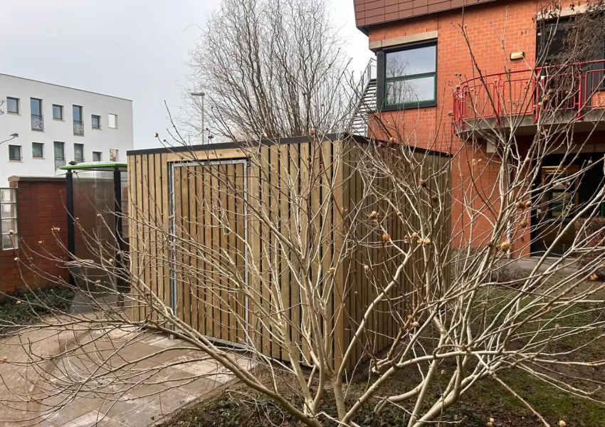 Fietsenstalling met houten draaideur en hang- en sluitwerk