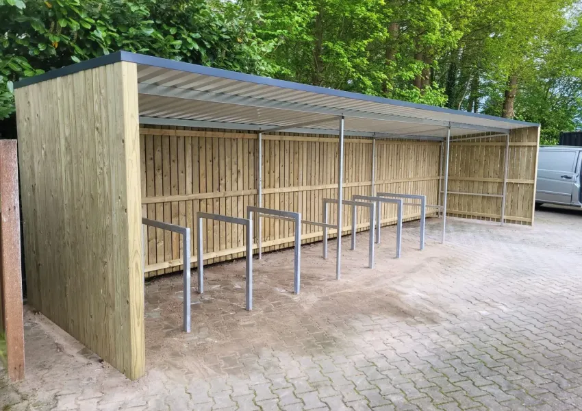 Fietsoverkapping met open voorkant bij Actronics Almelo