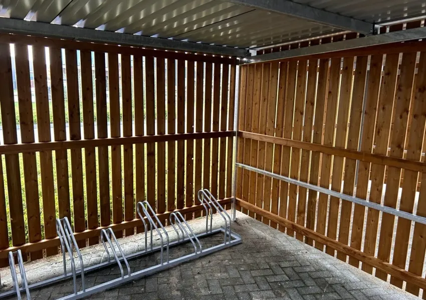 Vurenhouten wandbekleding met 25 mm tussenruimte op 10 cm boven maaiveld