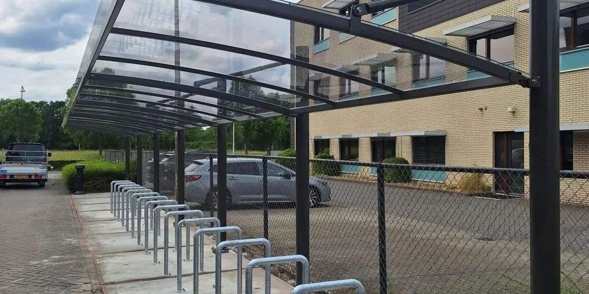 fietsoverkapping A401 met verzinkt en gecoat stalen frame in Apeldoorn