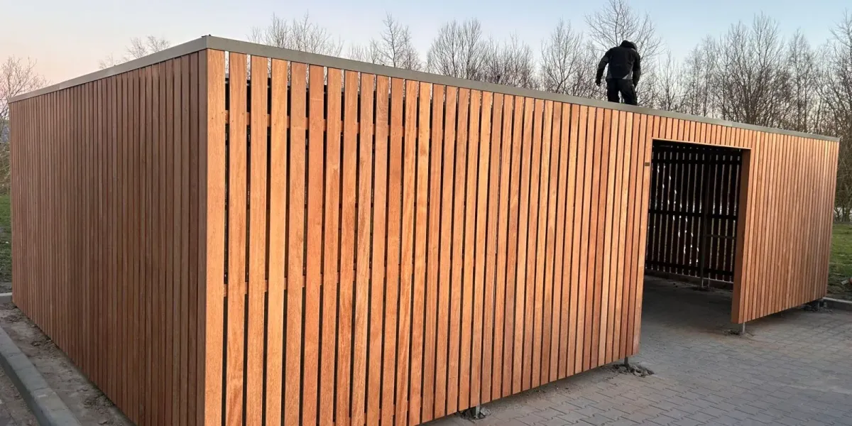 Hardhouten wanden met 25 mm tussenruimte