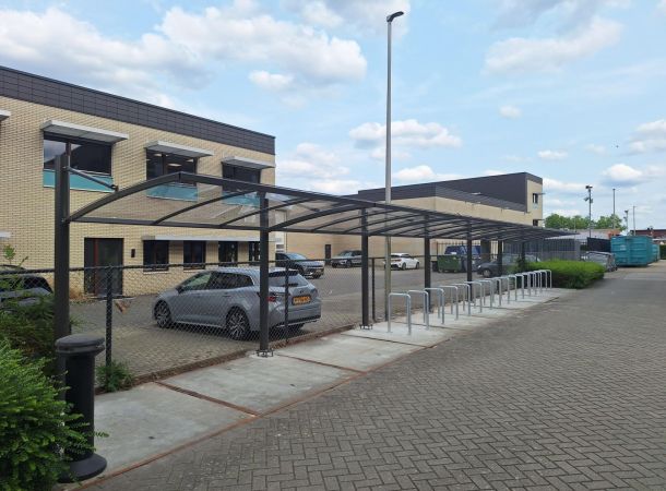 A401 fietsoverkapping geplaatst in Apeldoorn met polycarbonaat dak