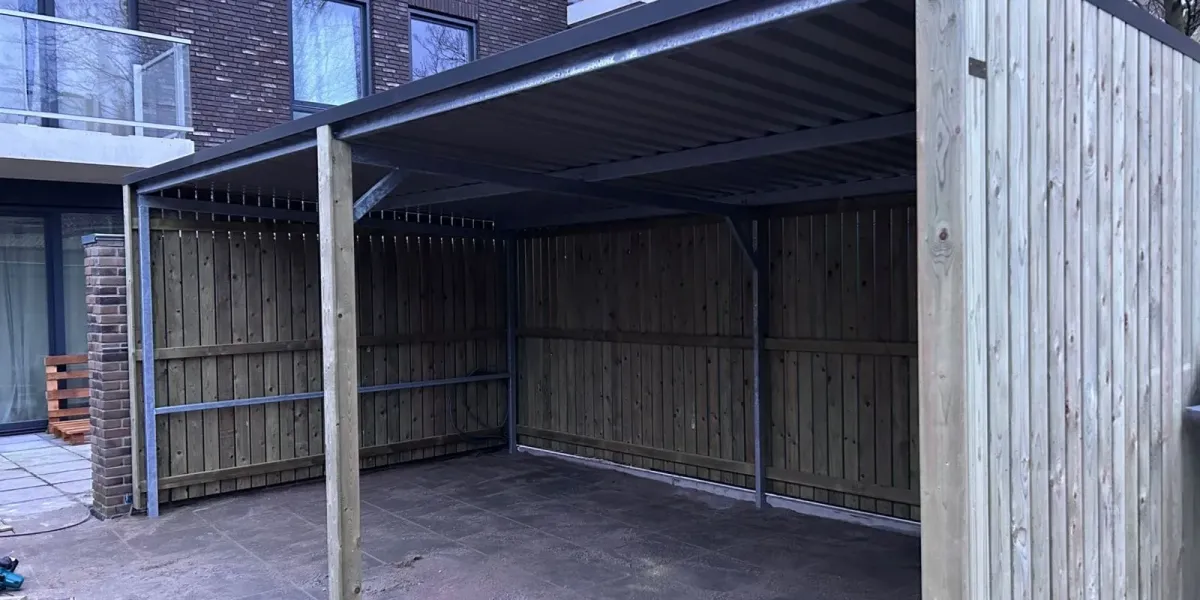 Vurenhouten wanden met 10 mm tussenruimte