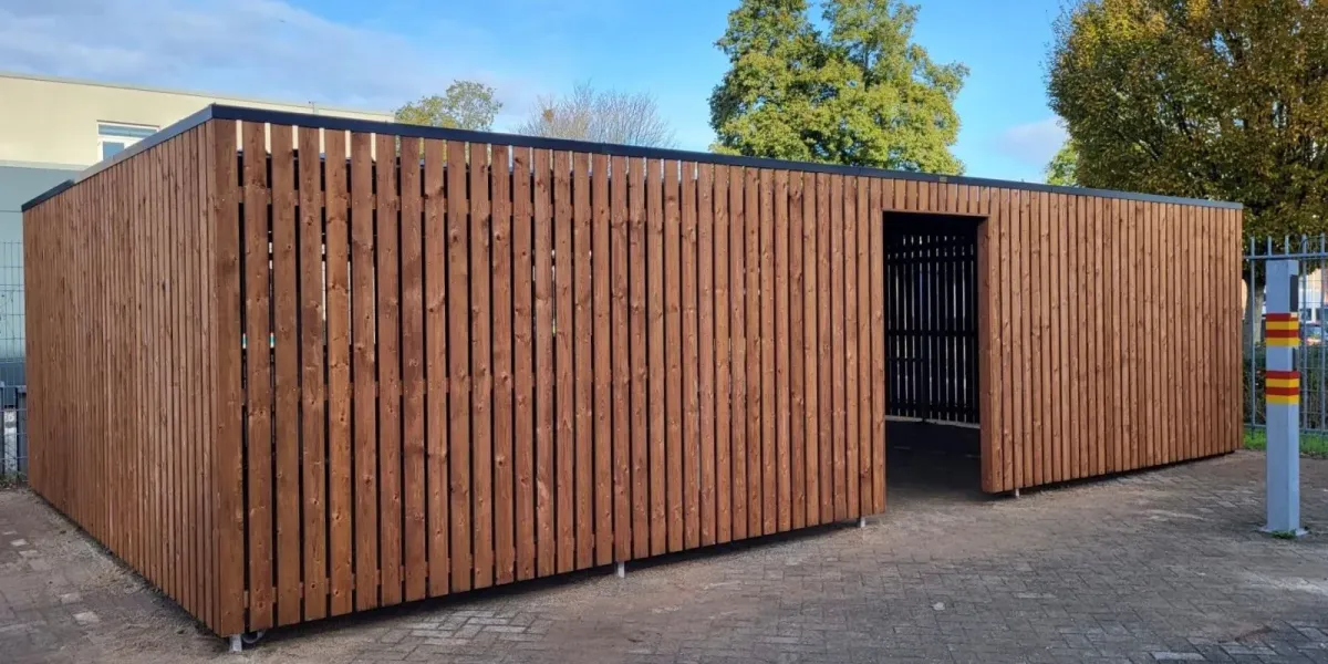 Fietsenstalling zonder deur met brede ingang