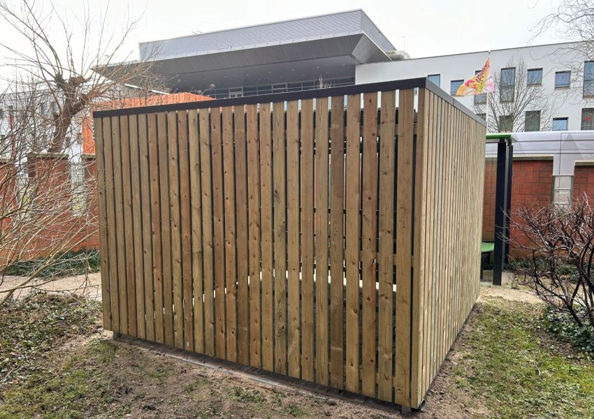 Berging met ruimte voor 8 fietsen in vaste rekken