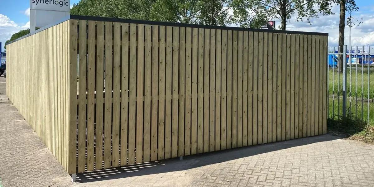 Houten wandbekleding met verzinkte staalconstructie