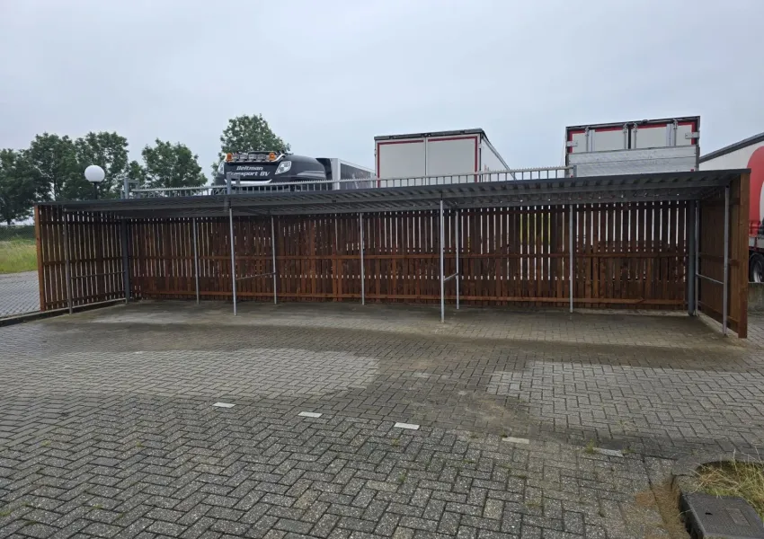 Staalconstructie fietsenstalling op betonpoeren in Deventer