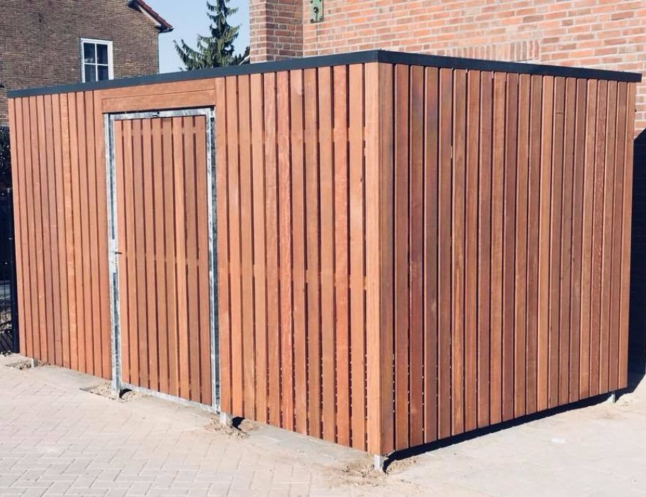 a101 afsluitbare berging met deur in voorwand en aflopend dak