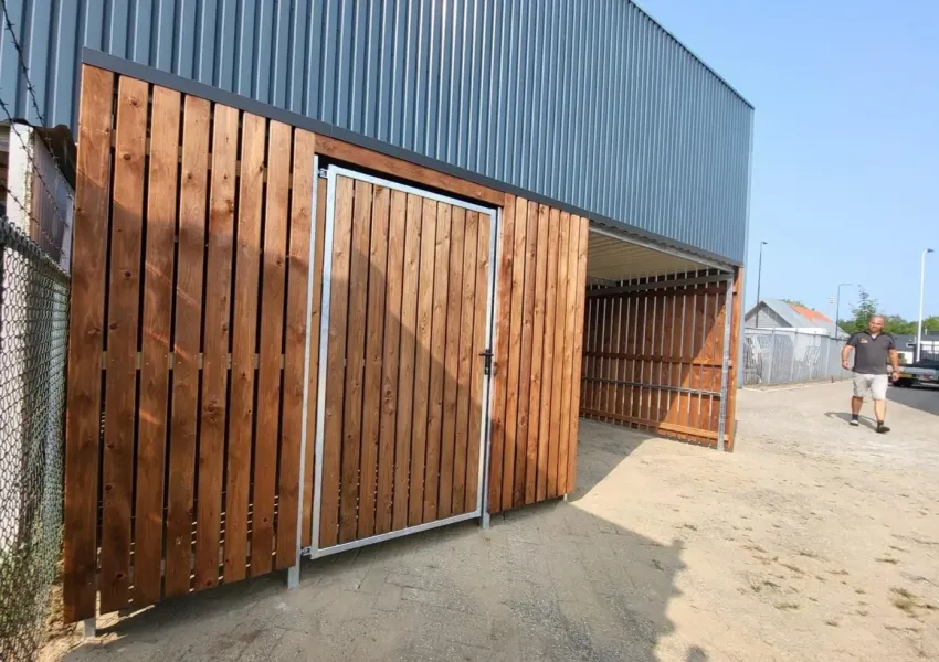 Links draaiende deur in houten fietsenberging