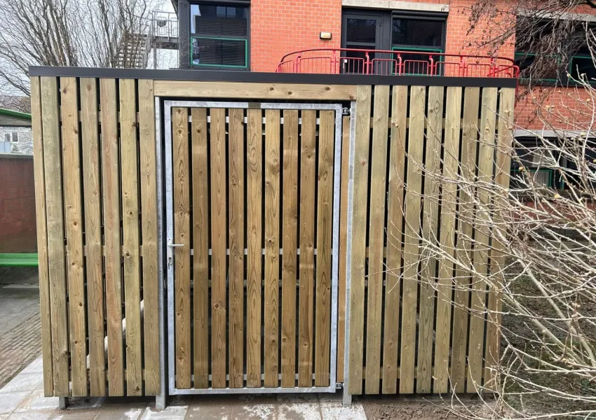 Detail van verankerde staander op nieuwe bestrating