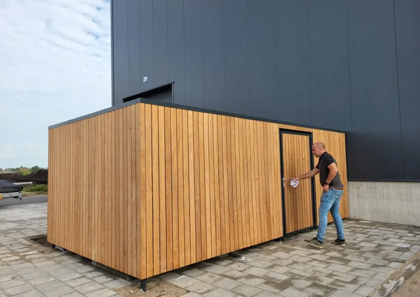 Afsluitbare fietsenberging met hardhout in Genemuiden