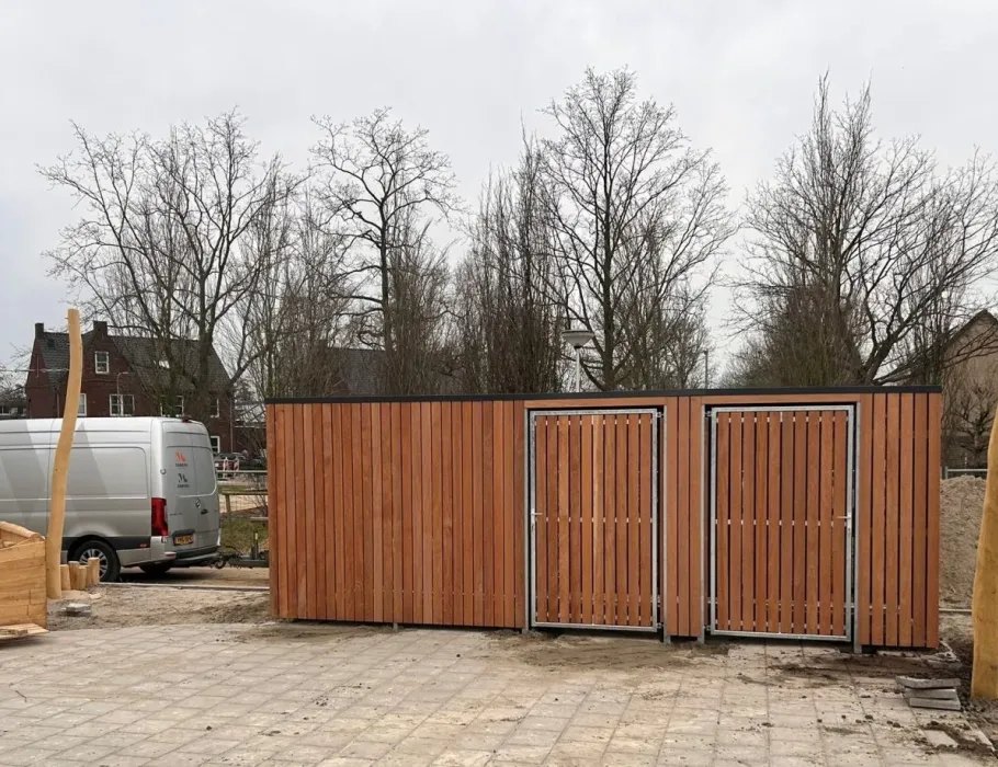 A101 afsluitbare fietsenberging, gesloten uitvoering met deur in voorwand en dakgoot