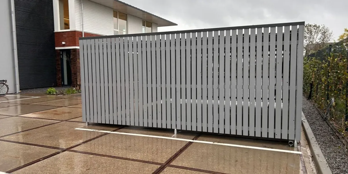 Inpandige PVC bakgoten en regenpijpen aan achterzijde