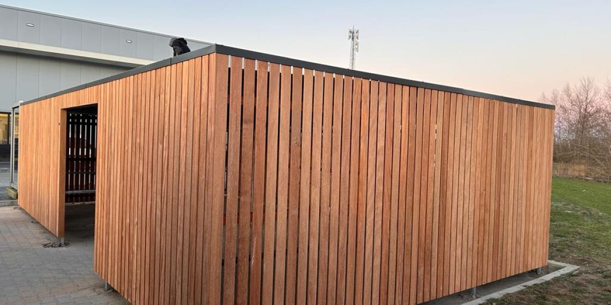 Bergingswand met profielafwerking in dakkleur