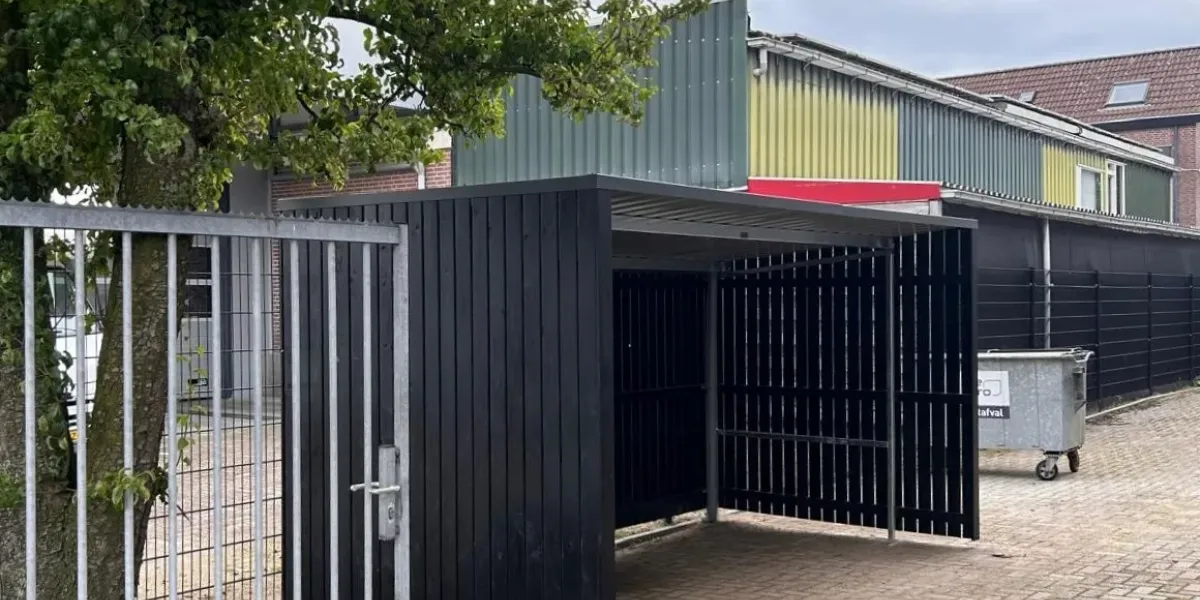 Open fietsenstalling met inpandige dakgoot