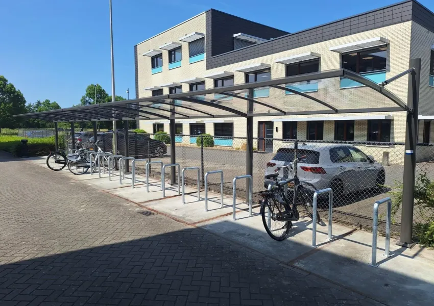 detail van A401 fietsoverkapping met transparant dak en staalconstructie