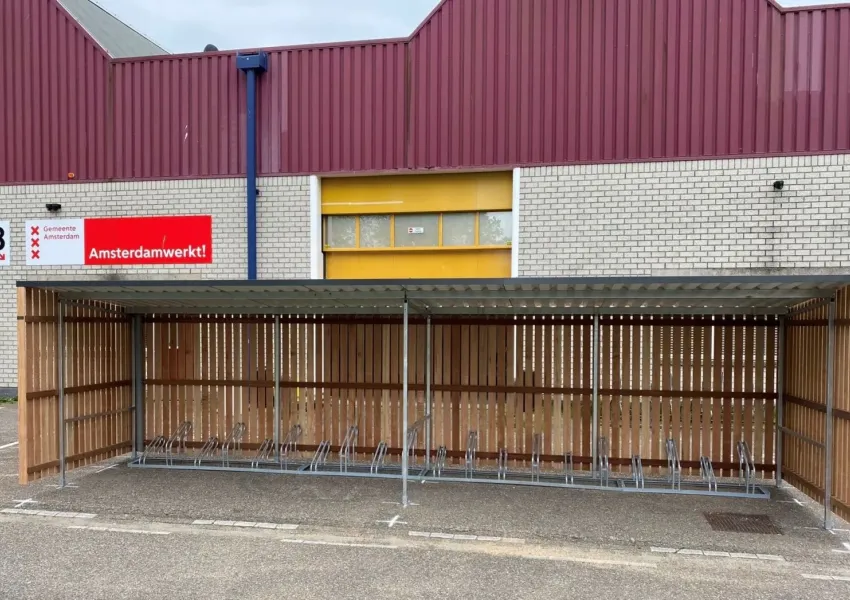 Stalling met verzinkt staal en inpandige goot op asfalt