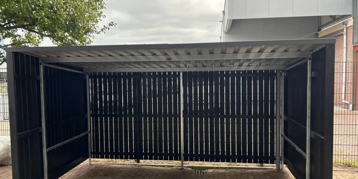 Vurenhouten wanden zwart gespoten in RAL 9005