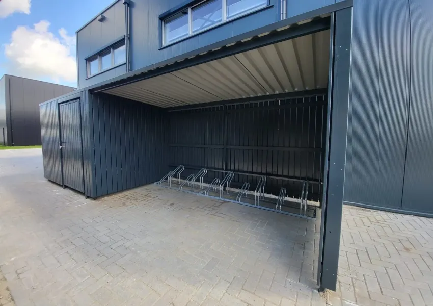 Gecoate staalconstructie op verzonken betonpoeren