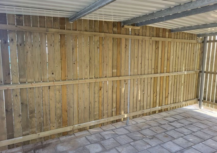 Verzinkte staalconstructie in betonpoeren geplaatst