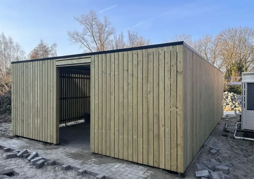 Fietsenberging met vurenhouten wanden en stalen frame