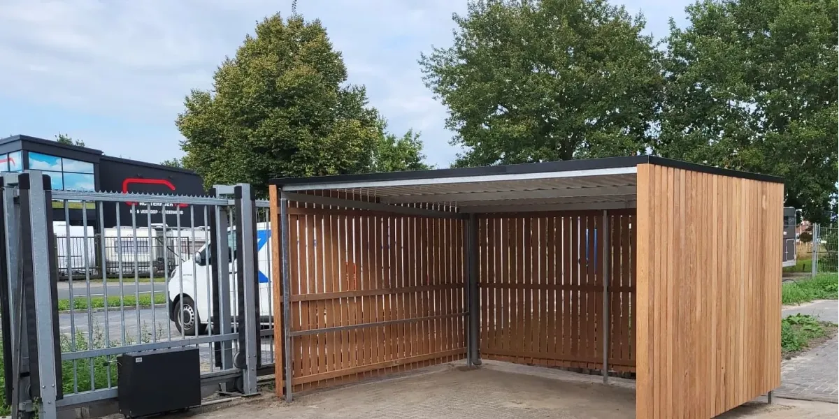 Inpandige dakgoot boven hardhouten wanden