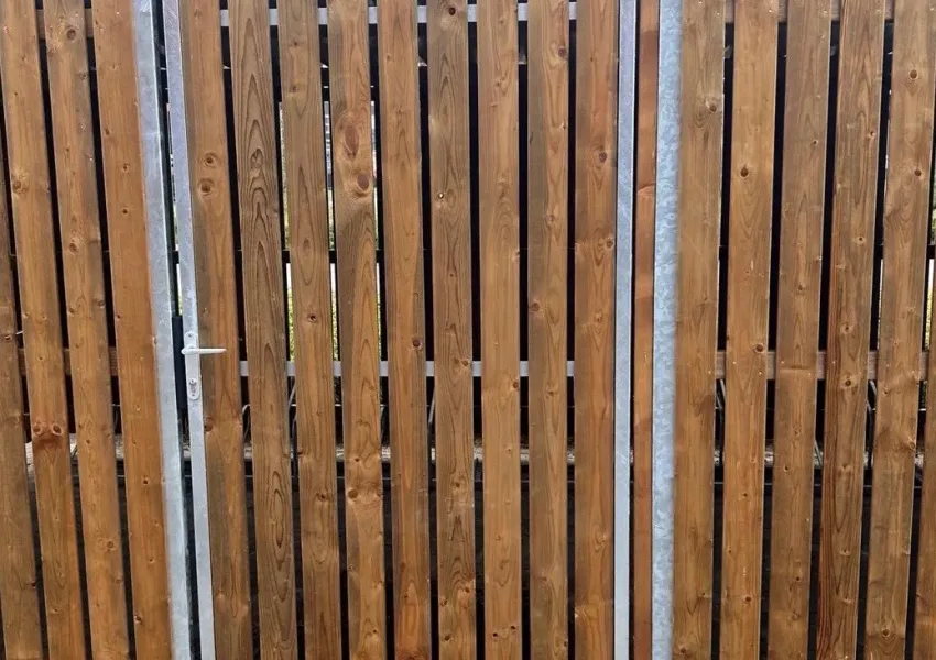 Verankerde staalconstructie met betonpoeren bij fietsenstalling ROHR-IDRECO