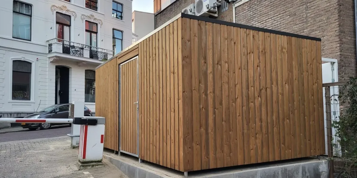 Geplaatste fietsenberging met strakke bestrating