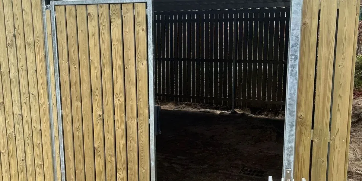 Fietsenberging met inpandige dakgoten en houtafwerking