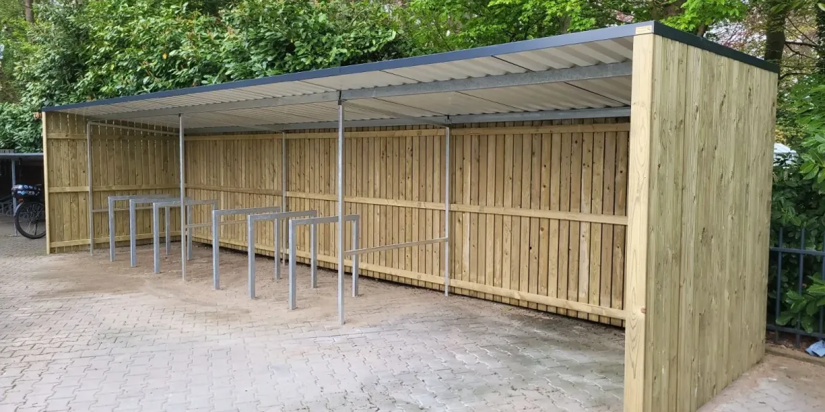Fietsenstalling met vurenhouten wanden en staalconstructie