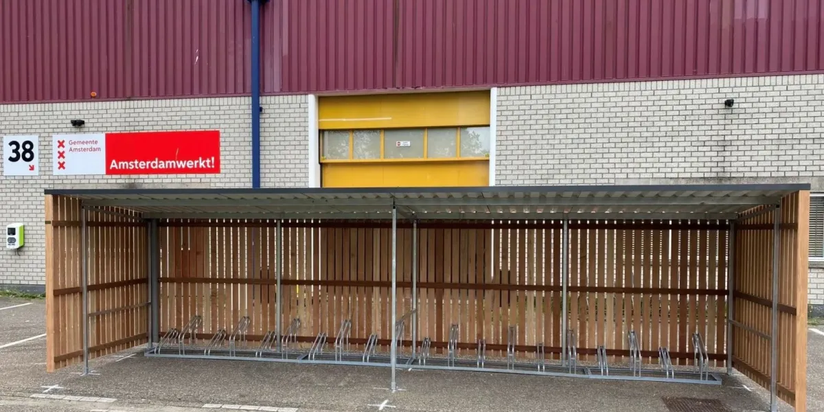 Stalling met verzinkt staal en inpandige goot op asfalt