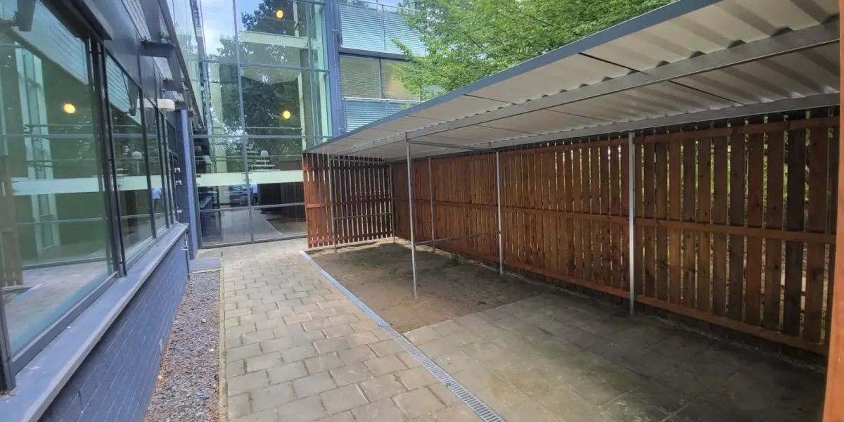 Staalconstructie met betonpoeren voor stabiliteit