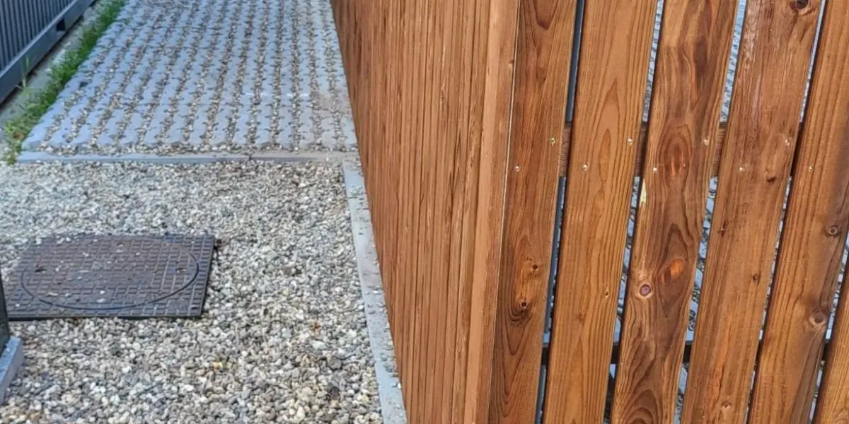 Vurenhouten overkapping met antraciet dak