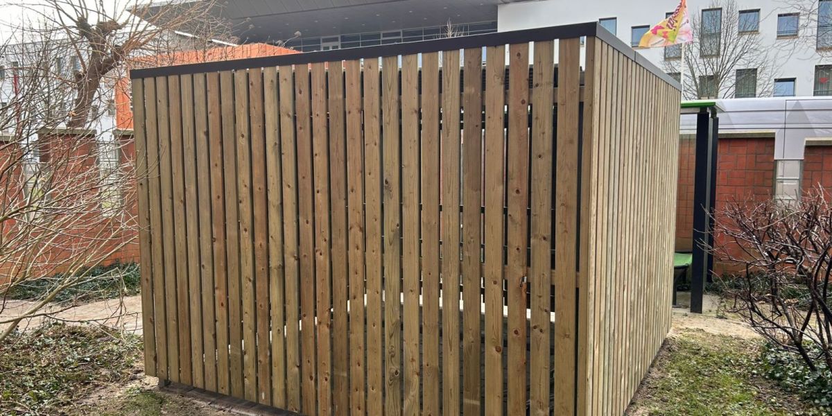 Berging met ruimte voor 8 fietsen in vaste rekken