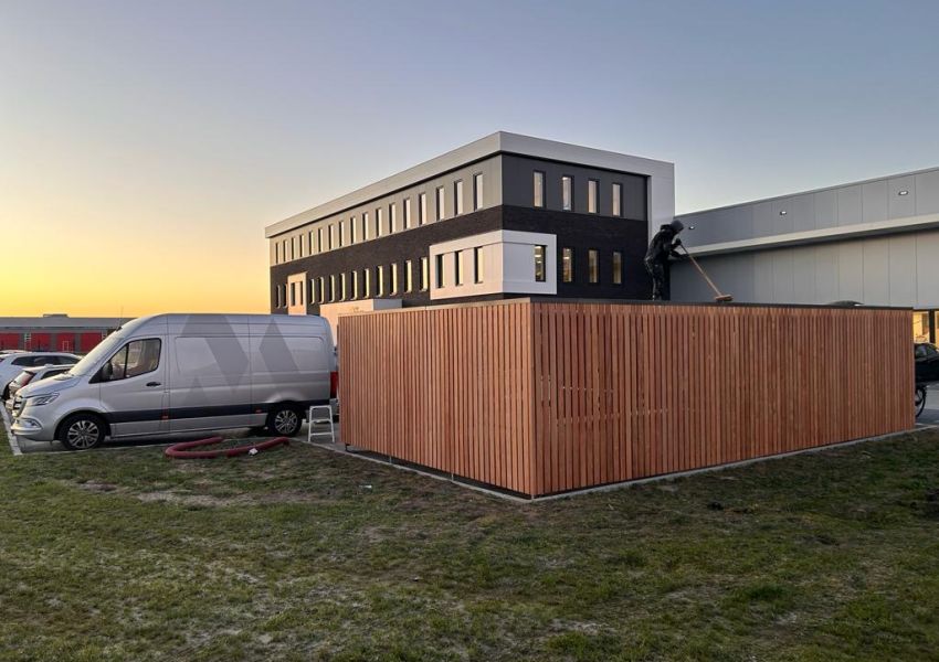 Bergingswand met profielafwerking in dakkleur