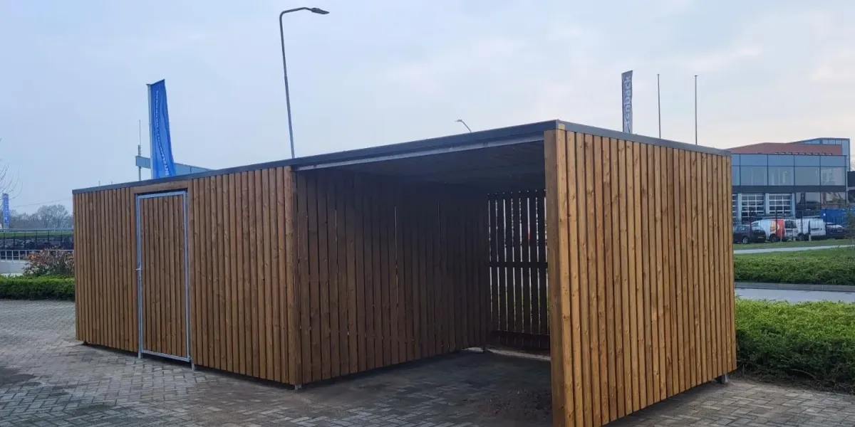 Fietsenstalling met vurenhouten wandbekleding