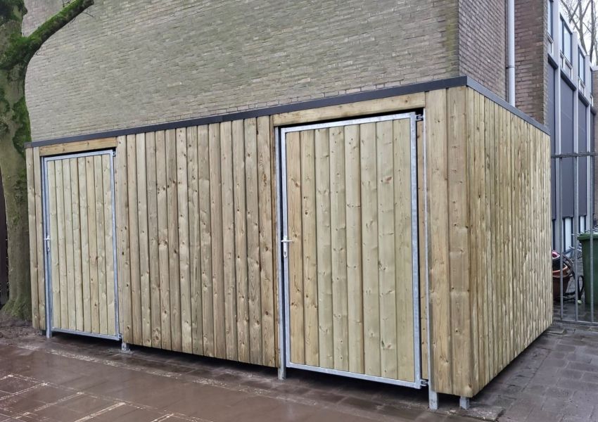 Buitenberging voor speelmateriaal met houten rabatdelen