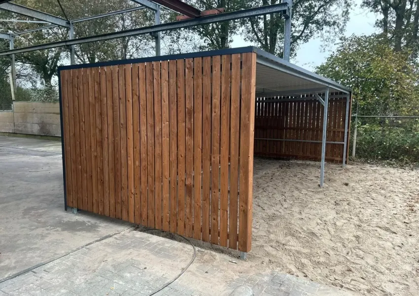 Fietsoverkapping bij Zuidema Groep met inpandige goot