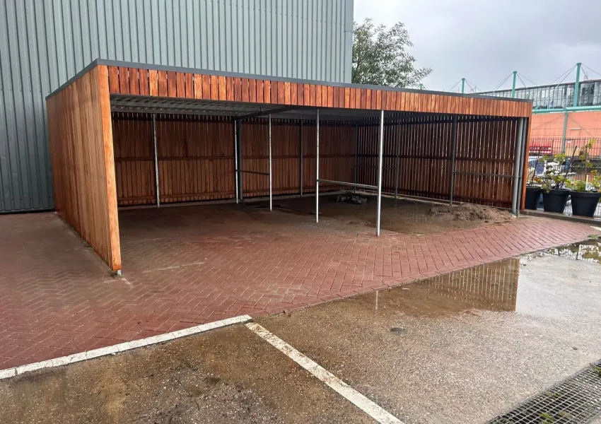 Fietsoverkapping met open zijwand in Den Haag