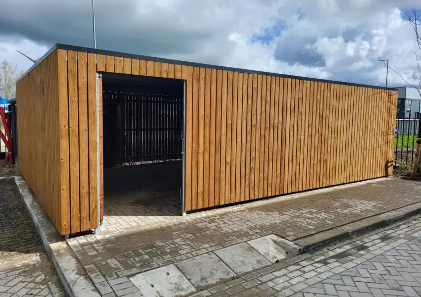 Fietsenberging Alkmaar met ge&iuml;mpregneerd vurenhout en profielplaten dak