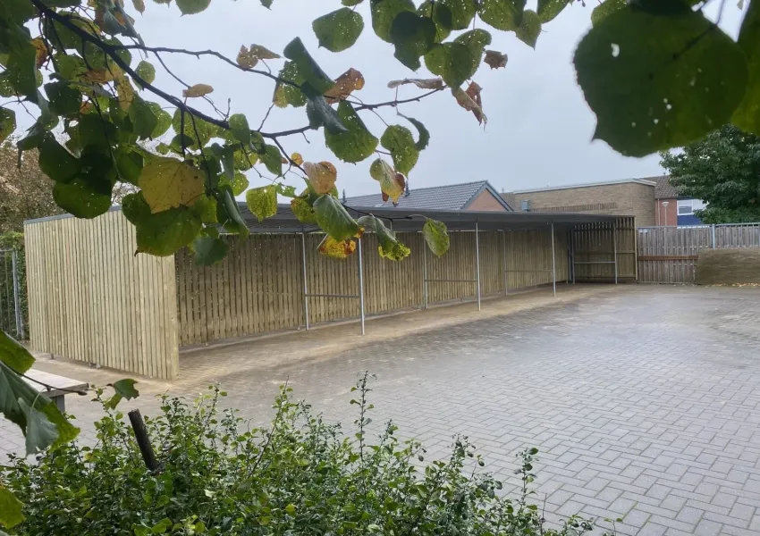 Vurenhouten wanden met verzinkt frame bij Dendron College