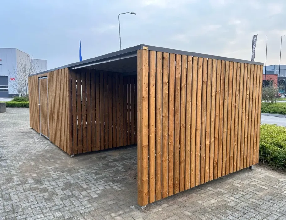 Moderne overkapping voor fietsen met damwand dak en zijwanden