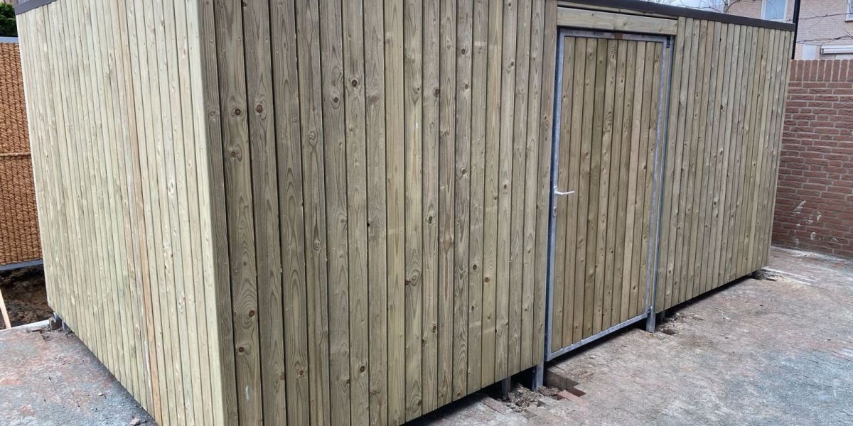 Geïmpregneerde vurenhouten wandbekleding met 25 mm tussenruimte