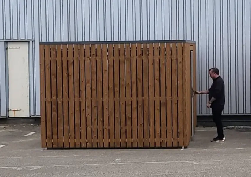 Fietsenberging met vurenhouten wanden Tanalith Tanatone