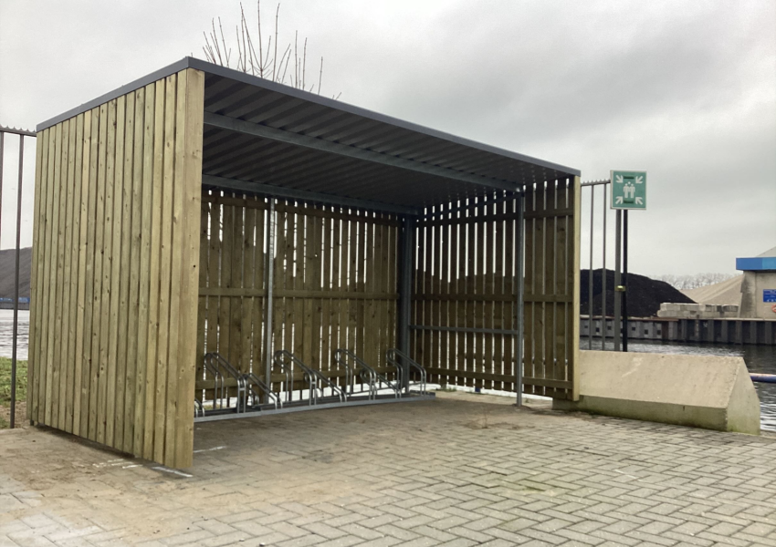 Ge&iuml;mpregneerde vurenhouten zijwand met profielafwerking